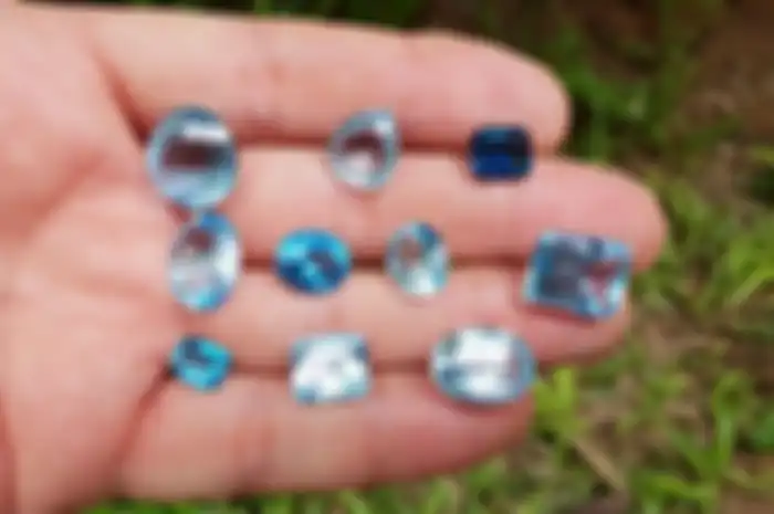 Batu permata topaz, untuk mereka kelahiran mangsa Kanem, menurut primbon Jawa.