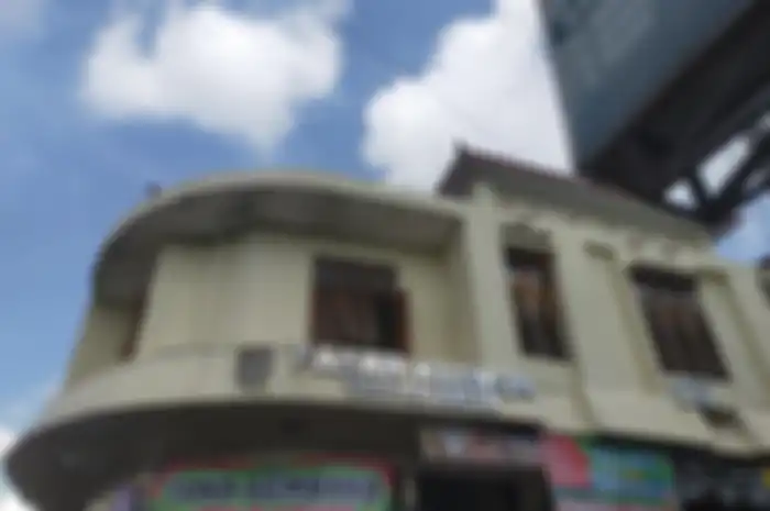 Pada saat penyerangan terjadi, listrik rumah dan jalan di Pasar Kliwon padam. 