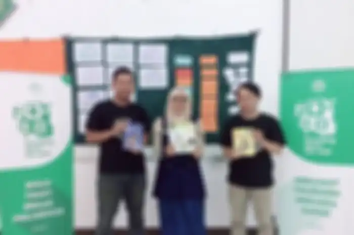 Setelah dilakukan dialog antara peserta Kirab Salib (kiri), Ninin sebagai moderator (tengah) dan Parade Tauhid (kanan). Prasangka runtuh. Kebencian kedua belah pihak runtuh. 