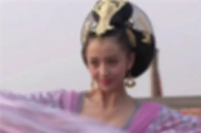 Dia menyaksikan Zhao Feiyan menari dan langsung terpikat. Dia ingin memiliki dia dan saudara perempuannya, Zhao Hede, sebagai selirnya.