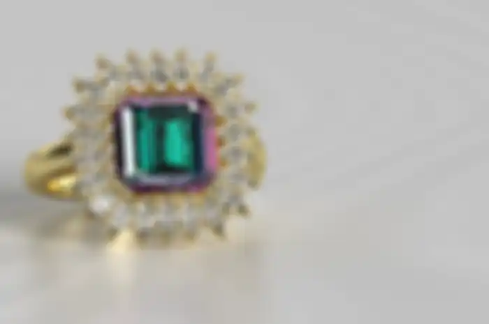Tanggalan jawa hari ini, weton Rabu Wage, batu permata yang cocok: emerald.