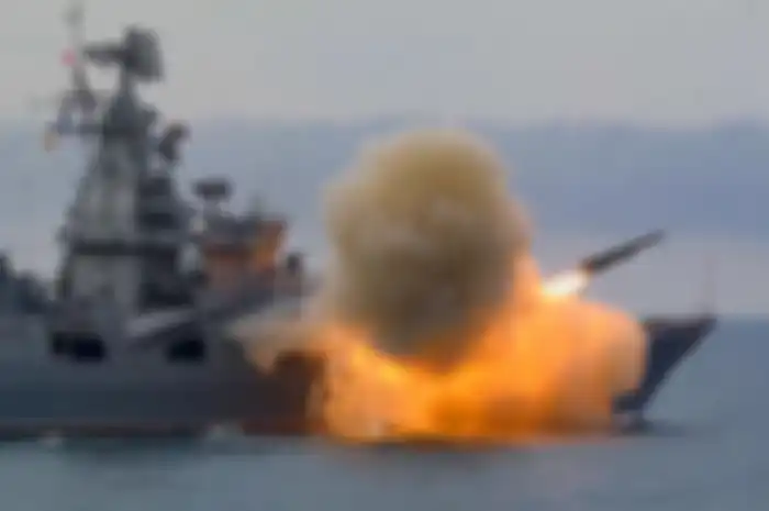 Setelah itu, sistemnya diperbarui dan kapal itu diperbarui, ditugaskan pada 2000 sebagai unggulan Laut Hitam Rusia armada.