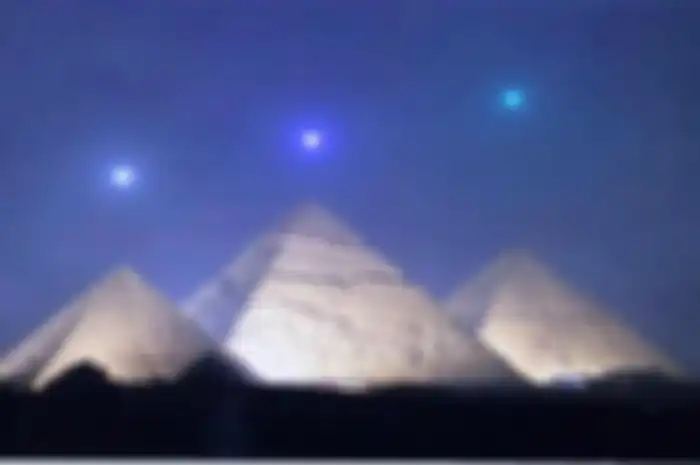 Piramida Giza dengan tiga bintang yang membentuk sabuk Orion.