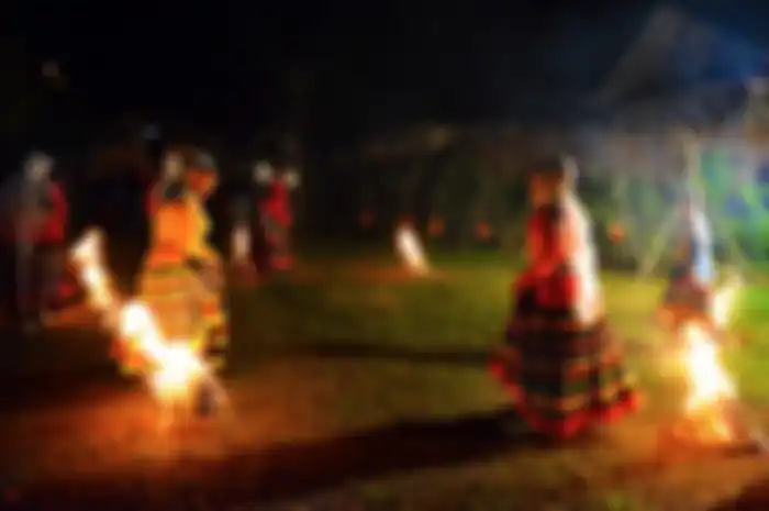Chaharshanbe Soori, ritual melompati api di Iran.
