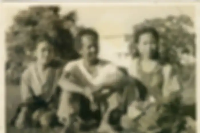 Kiri ke kanan: Maryati, istri Affandi; Affandi; dan Kartika, anak Affandi. 