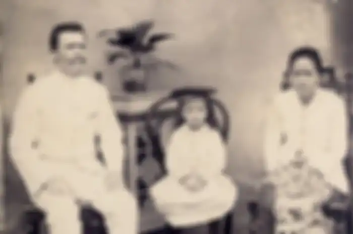 Potret studio Van der Velden, putrinya yang bernama Johanna van der Velden, dan seorang nyai di Bandung.