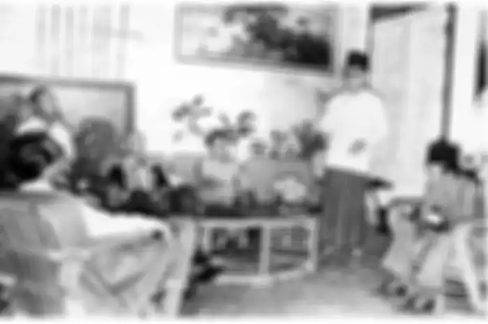 Latar belakang terjadinya peristiwa Rengasdengklok adalah. Bung Hatta (berdiri) ketika menjelaskan lagi pendapatnya tentang saat-saat menjelang Proklamasi Kemerdekaan di rumah bekas penculiknya.