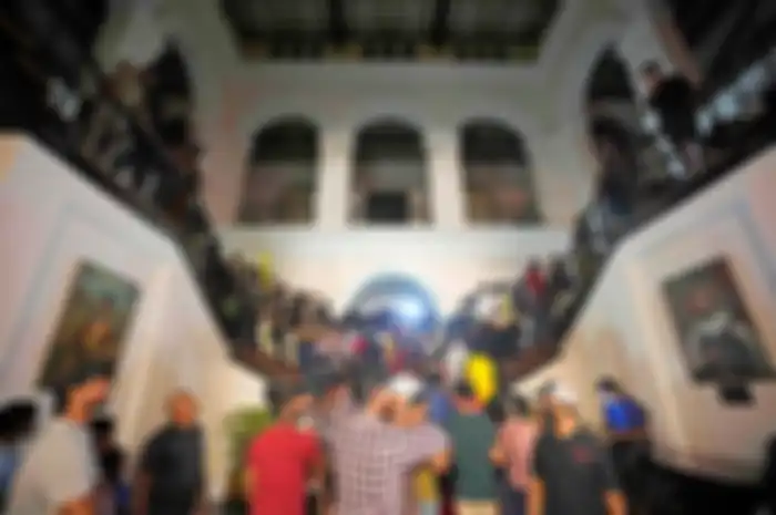 Warga Sri Lanka banjiri istana kepresidenan mereka setelah paksa Presiden dan Perdana Menteri untuk mundur