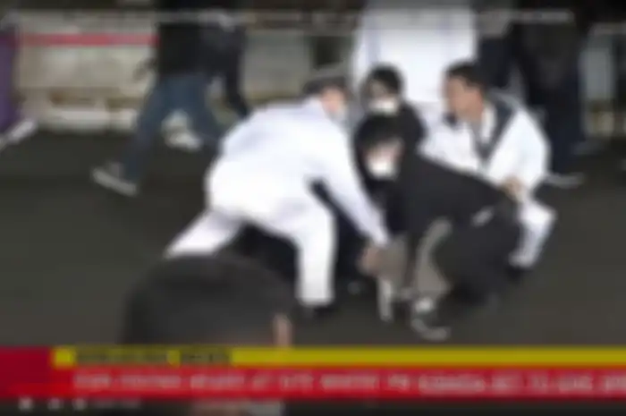 Perdana Menteri Jepang Fumio Kishida dilempar bom asap oleh orang tak dikenal saat berpidata. Beruntung tak ada yang terluka.