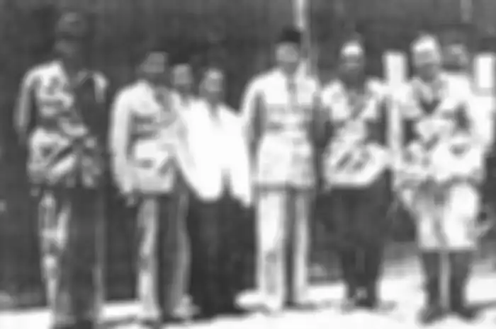 Soekarno, Hatta dan Radjiman Wedyodiningrat di Dalat, Vietnam menemui Marsekal Terauchi, 11 Agustus 1945. Berikut ini perbedaan dan persamaan tiga jenis historiografi di Indonesia.