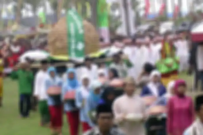 Di beberapa tempat di Pulau Jawa, tradisi lebaran ketupat bahkan lebih ramai dibanding lebaran hari raya idulfitri (kompas)