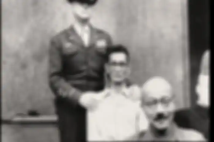 Saat kepala Hideki Tojo yang dianggap sebagai penjahat perang nomor 1 di Jepang tiba-tiba ditampar sesosok pria bernama Shūmei Ōkawa di pengadilan.