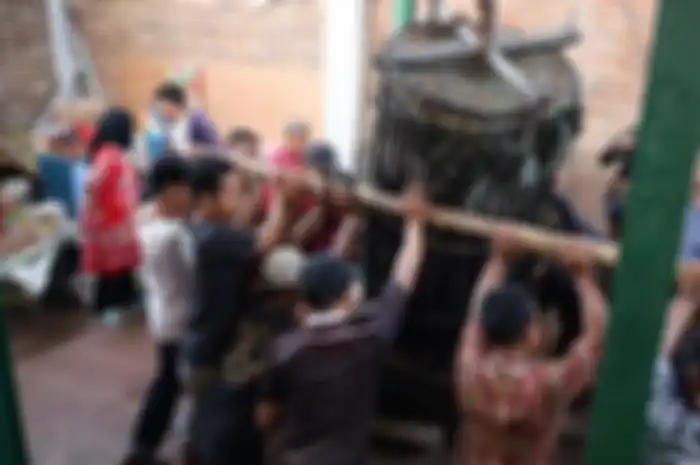 Lopis Raksasa, salah satu tradisi Syawalan di Pekalongan.