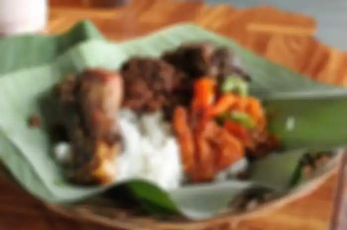 Gudeg berawal ketika prajurit Mataram Islam sedang melalukan babat alas di Alas Mentaok. Banyak pohon nangka yang ditebang.