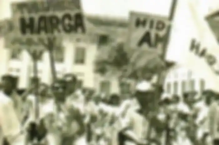 Demonstrasi besar-besaran di tahun 1965. Berikut ini penjelasan untuk pertanyaan &quot;mengapa pada masa awal kemerdekaan Indonesia, kondisi ekonomi di Indonesia sangat lemah disebabkan oleh kondisi politik?&quot;