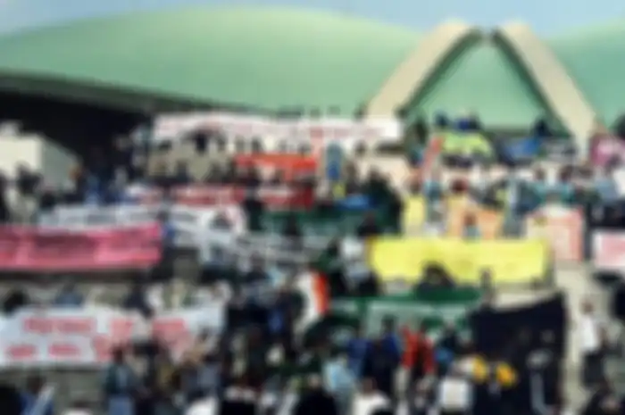 Demonstrasi mahasiswa yang menjatuhkan Orde Baru. Seperti apa penerapan Pancasila pada masa reformasi? Seperti apa pula latar belakang dan tantangan yang dihadapi?