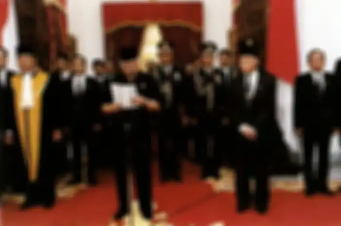 14 menteri bidang Ekuin menolak terlibat dalam Komite Reformasi, Soeharto pun semakin yakin mundur dari jabatan presiden. Era reformasi dimulai.