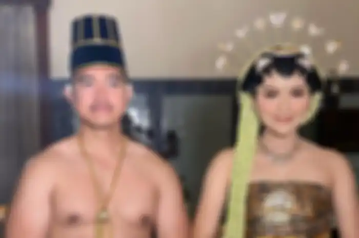 Pernikahan adat Jawa Kaesang Pangarep dan Erina Gudono. Bagaimana cara menghitung weton Jawa? Dan weton apa yang paling tinggi? Simak ulasan berikut ini.