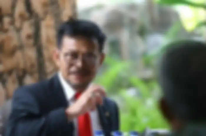 Menteri Pertanian Syahrul Yasin Limpok dikabarkan ditetapkan sebagai tersangka korupsi oleh KPK. KPK juga menemukan belasan senpi di rumahnya.