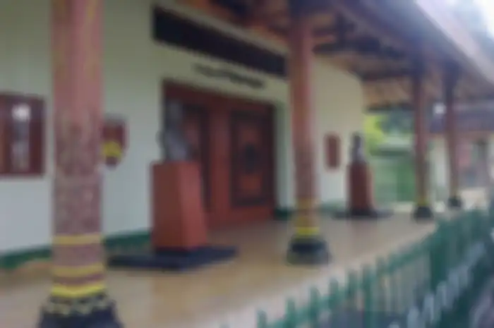 Di rumah Tegalrejo, Pangeran Diponegoro mendapat gemblengan dari neneknya, Ratu Ageng Tegalrejo, permausiri Mataram yang memilih tinggal di dusun.