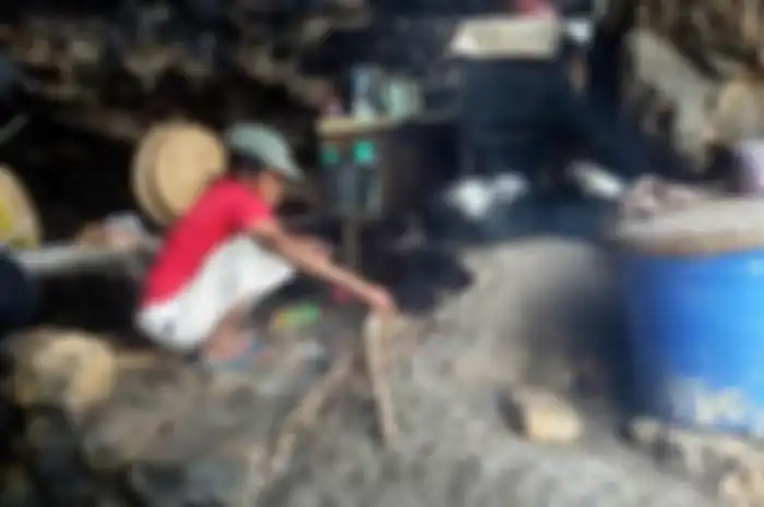 Praktis Mbok Iyem penjaga Gua Langse, gua yang konon menjadi tempat bertapa pendiri Mataram Islam, Panembahan Senopati.