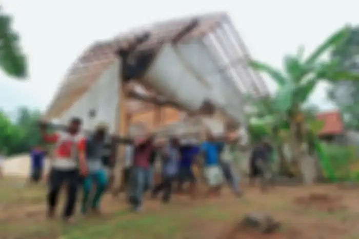 Puluhan warga Desa Sri Rejosari, Kecamatan Way Jepara, Kabupaten Lampung Timur, Lampung, bergotong royong memindahkan rumah milik salah seorang warga dari satu tempat ke tempat lain, Minggu (21/1/2014). Gotong royong adalah tradisi yang mengandung nilai-nilai luhur bagi bangsa Indonesia. Apakah makna penting yang ada dalam praktik gotong royong?