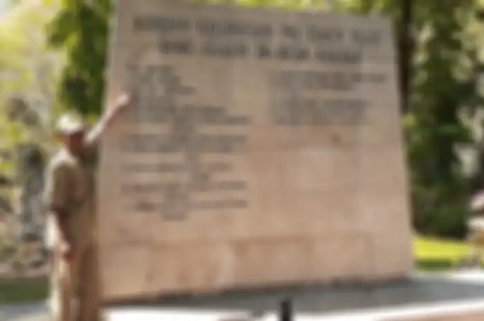 Yanto Eko Cahyono, warga Kabupaten Bantul, Yogyakarta menunjuk nama kakeknya, Insp Pol Suparbak yang terukir di Monumen Kresek (Monumen kekejaman pembantaian PKI) yang berada di Desa Kresek, Kecamatan Wungu, Kabupaten Madiun, Jawa Timur, Selasa (0/10/2019).  Simak dampak pemberontakan PKI Madiun yang sangat mengerikan dan membuat rezim kejam di Kamboja pun merinding. 