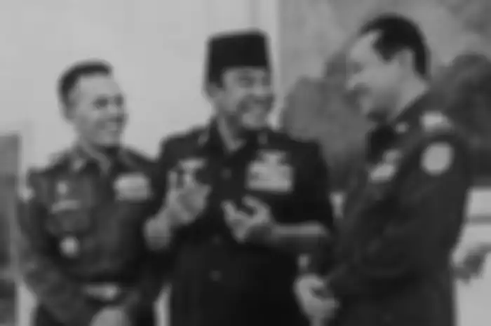 Bung Karno diapit dua jenderal Angkatan Darat, AH Nasution (kiri) dan Soeharto. Ketiganya tertawa lebar saat bertemu di Istana Merdeka, Jakarta, tahun 1966. Artikel ini mengulas teori yang menuduh Soeharto dalang dari G30S dan alasan mengapa ia tidak diculik oleh PKI pada 30 September 1965.