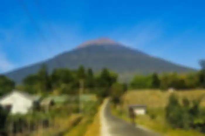 Sebagai respon atas naiknya aktivitas Gunung Slamet, masyarakat di Banyumas, Jawa Tengah, menggelar tradisi masak oseng pepaya muda.