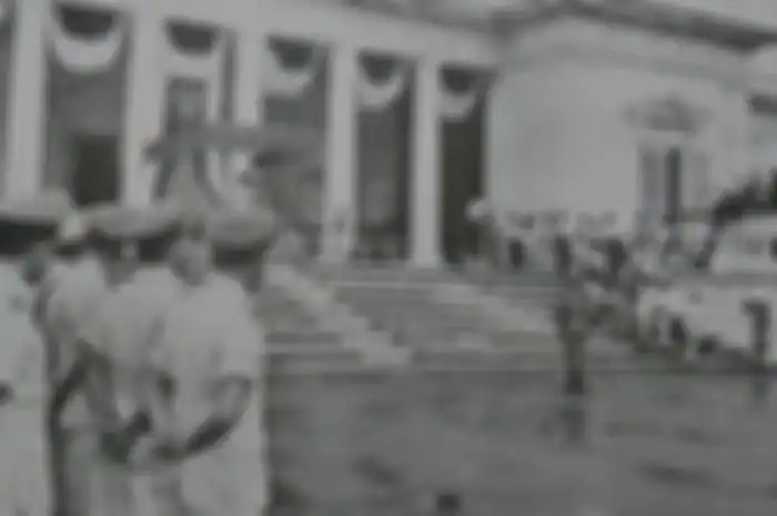 Di masa Demokrasi Terpimpin, Bung Karno diangkat menjadi presiden seumur hidup oleh MPRS. Hubungannya dengan PKI juga semakin mesra.