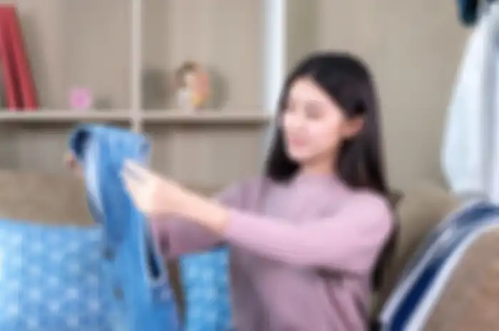 Ilustrasi. Apa arti mimpi dikasih baju sama perempuan? Apakah ada hubungannya dengan kesehatan? Simak penjelasan lengkapnya berdasarkan primbon Jawa di sini.