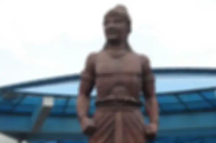 Patung Ken Arok, pendiri Kerajaan Singasari.  Artikel ini membahas bagaimana hikmah yang didapatkan dari politik yang terjadi di Singasari dan perbandingannya dengan kondisi Indonesia saat ini.
