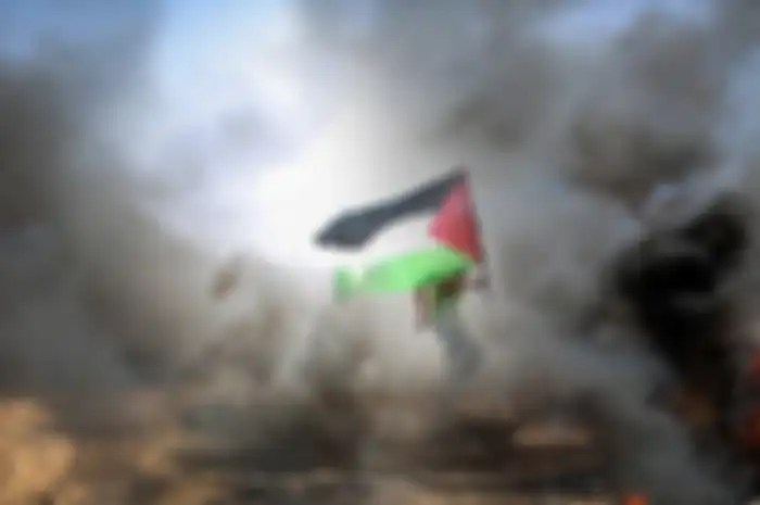 Lusinan tentara Israel menyamar menjadi dokter, tenaga medis, dan sipil menyerbut sebuah rumah sakit di Tepi Barat, Palestina. Tiga warga Palestina meninggal dunia karena tertembak.