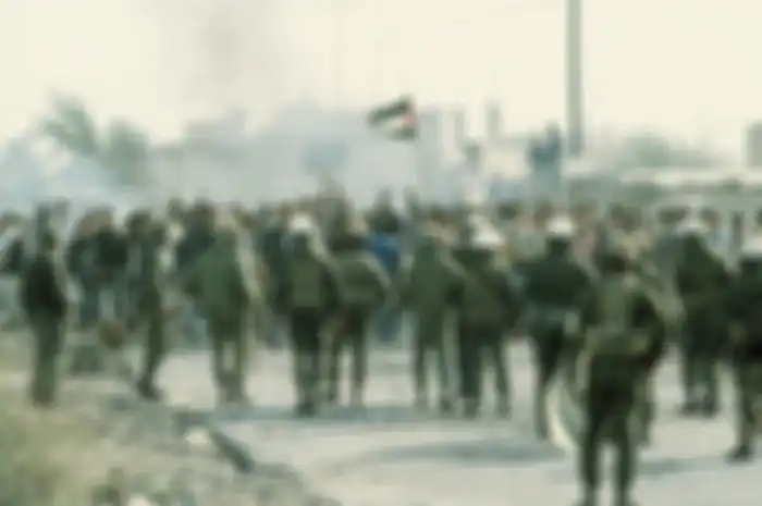 Peristiwa gerakan Intifada Pertama, ketika warga Palestina mulai melawan pendudukan Israel di Tepi Barat dan Jalur Gaza.