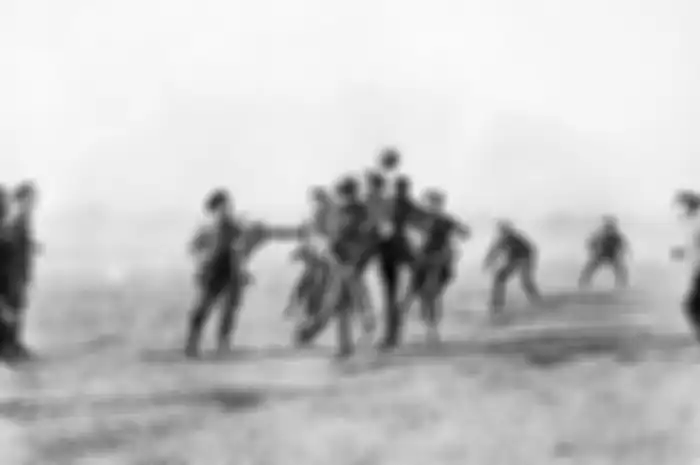 Peristiwa Natal 1914, ketika pasukan dari dua negara yang berhadapan dalam Perang Dunia I, Inggris dan Prancis, melakukan genjatan senjata dan bermain sepakbola bersama.