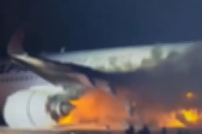 Kru pesawat Japan Airlines yang mengalami kecelakaan dahsyat berhasil menyelamatkan 379 nyawa dari dalam pesawat dalam waktu 90 detik.