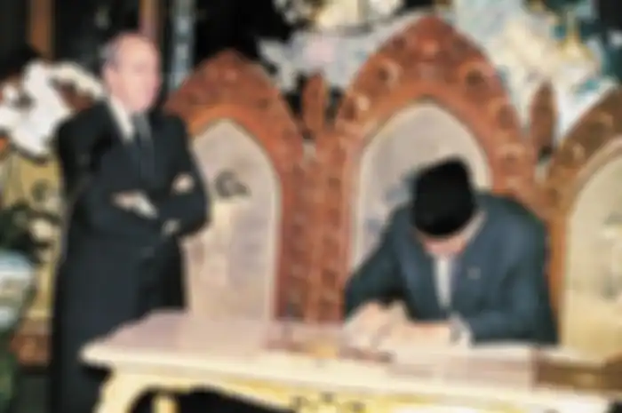 Direktur Pelaksana Dana Moneter Internasional (IMF) Michel Camdessusmenyaksikan Preisden Soeharto menandatangani nota kesepakatan bantuan di Jalan Cendana, Jakarta, pada 15 Januari 1998. Artikel ini membahas bagaimana dampak pemerintahan Orde Baru dan relevansinya bagi masa kini, baik dari segi politik, ekonomi, maupun sosial.