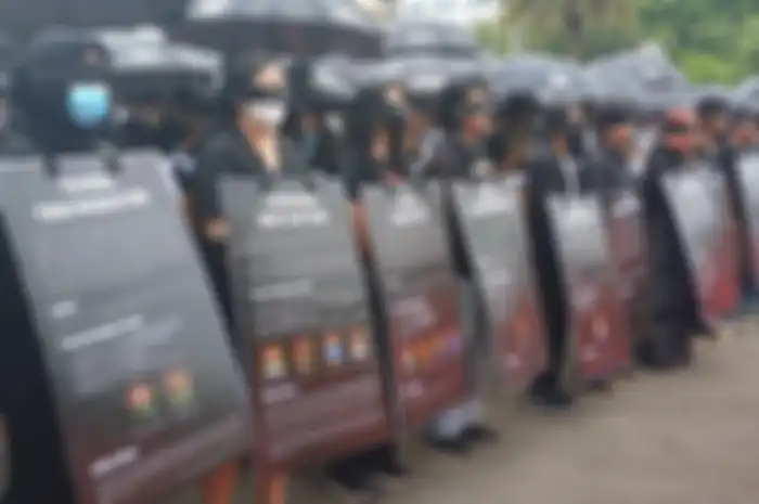 Sejarah Aksi Kamisan bermula pada 18 Januari 2007. Sejak itu, setiap Kamis sore, di depan Istana Negara, keluarga korban pelanggaran HAM berat berdiri dan mengenakan baju serba hitam