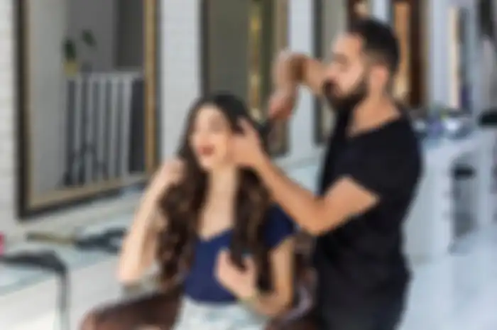 Ilustrasi. Apakah Anda pernah bermimpi rambut dipotong orang lain? Tahukah Anda arti mimpi rambut dipotong orang lain menurut primbon Jawa? Simak penjelasannya di sini.
