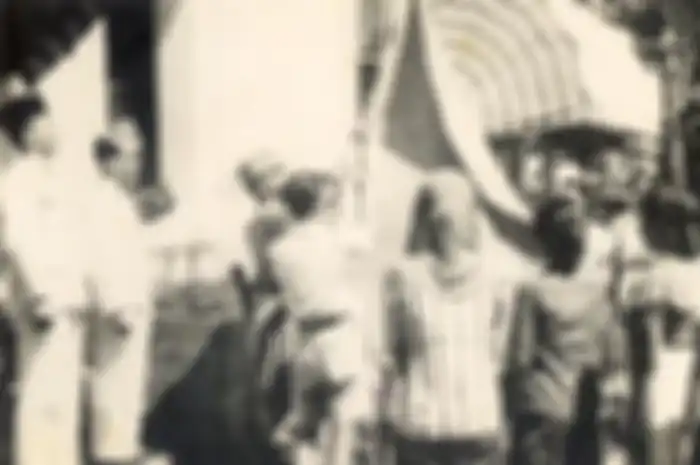 Penaikan bendera pusaka sesudah dibatjakan teks proklamasi, 17 Agustus 1945. Artikel ini akan sebutkan contoh sikap positif generasi muda dalam mengisi kemerdekaan Indonesia. Simak dan tiru contoh-contoh berikut!