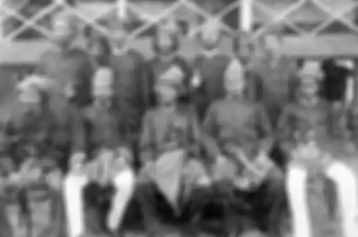 Foto Teuku Umar berada di Paling tengah.