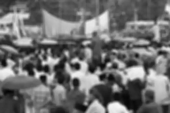 Jumat Kemarin merupakan hari terakhir masa kampanye. NU PNI dan partai politik menggunakan kesemptan itu untuk mengadakan rapat umum. NU di lapangan banteng (gambar kanan) dan PNI sebelum memasuki gedung. SAMPING : sekilas pawai sebelum rapat kampanye partai katolik di Blok Q kebayoran baru kemarin.  *** Local Caption *** Mantan Menteri Agama Prof. KH Sjaifuddin Zuchri berpidato dalam kampanye partai NU Wilajah DKI Jakarta yang terakhir di lapangan Banteng Jumat 25 Juni 1971. Pada hari yang sama PNI kampanye di Istora Senayan. Sedangkan Partai Katolik melakukan pawai sebelum kampanye di Bok Q Kebayoran Baru, Jakarta.