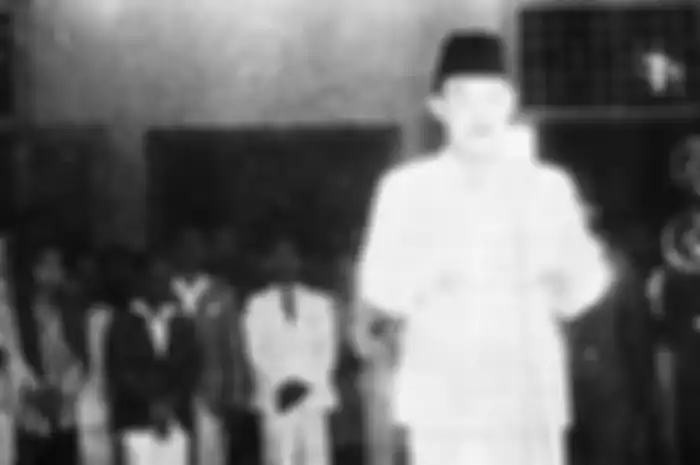 Foto karya Frans Mendur yang mengabadikan Presiden Soekarno membacakan naskah proklamasi di Jalan Pegangsaan Timur, Nomor 56, Cikini, Jakarta. Artikel ini menjelaskan mengapa proklamasi kemerdekaan Indonesia dianggap sebagai momen penting dalam sejarah bangsa Indonesia dari berbagai aspek.