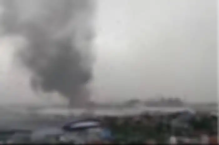 Tornado yang terjadi di Rancaekek di Kabupaten Bandung, Provinsi Jawa Barat, Rabu (21/1/2024) sore. Mari kita pelajari proses terjadinya fenomena alam dahsyat ini.