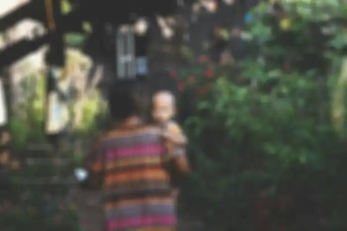 Arti mimpi menggendong anak laki-laki menurut Primbon Jawa.