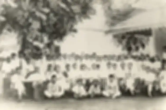 Suasana 28 Oktober 1928 di halaman depan Gedung IC, Jl. Kramat 106, Jakarta. Artikel ini menjelaskan makna Sumpah Pemuda bagi perjuangan kemerdekaan bangsa Indonesia, mulai dari sejarah, isi, hingga implikasinya.