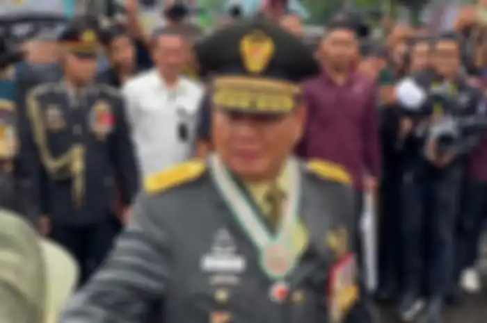 Menhan Prabowo Subianto mendapatkan gelar TNI Kehormatan dari Presiden Joko Widodo.