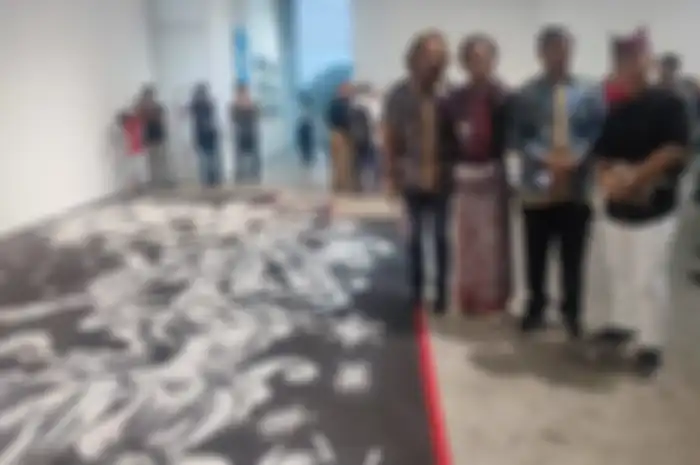Pustanto, Kepala Galeri Nasional Indonesia (kanan) bersama Mulyono (paling kiri) dan Sujarwo (kedua dari kanan) kepala Desa Dasun, Lasem dalam  pembukaan Pameran Lukisan Garam Pranata Banyu pada Jumat, 8 Maret 2024. Di sebelah kiri tampak salah saru lukisan garam yang dipamerkan. 