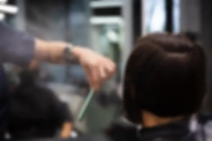 Ilustrasi. Mimpi potong rambut pendek bagi wanita? Pertanda baik atau buruk? Temukan arti mimpi potong rambut pendek bagi wanita menurut Primbon Jawa di sini!