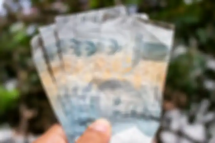 Tradisi angpao Lebaran di Indonesia, alias salam tempel saat Idulfitri, selain meminjam tradisi angpao Imlek juga meminjam tradisi bagi-bagi uang pada zaman abad Pertengahan (Ahsanjaya/Pexels)